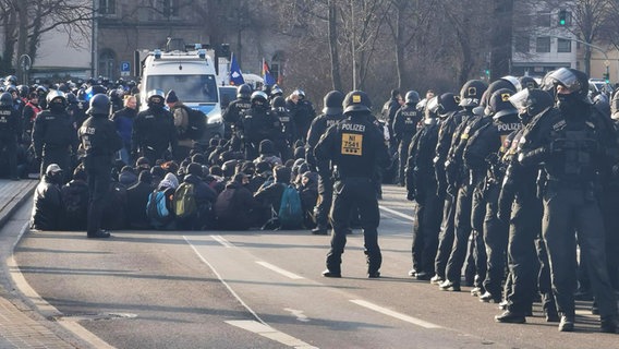 Polizeibeamte lösen eine Sitzblockade während einer Demonstration in Göttingen auf. © NDR Foto: Wieland Gabcke