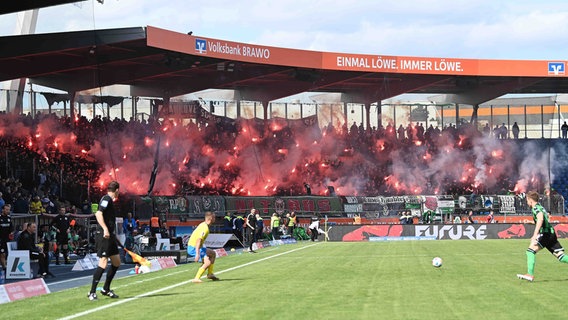 Hannovers Fans zünden Pyrotechnik auf der Tribüne. © picture alliance/dpa Foto: Swen Pförtner