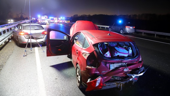 Nach einem Unfall mit mehr als zehn beteiligten Fahrzeugen ist die A7 zwischen dem Autobahndreieck Drammetal und der Anschlusstelle Hedemünden voll gesperrt worden. © dpa-Bildfunk Foto: Stefan Rampfel