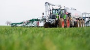 Ein Landwirt düngt mithilfte der Schleppschlauchtechnik ein Feld. © dpa-Bildfunk Foto: Julian Stratenschulte