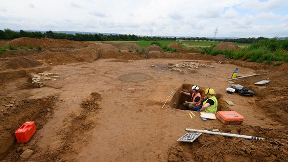 Ein Archäologe arbeitet auf einer Ausgrabungsstätte, um die Stromleitung Suedlink vorzubereiten. © picture Alliance / dpa | Swen Pförtner Foto: Swen Pförtner