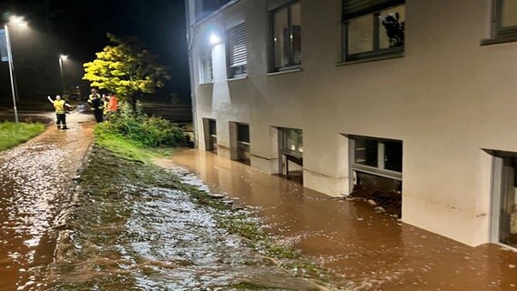 Wasser läuft in den Keller eines Gebäudes. © Freiwillige Feuerwehr Stadt Hann. Münden 