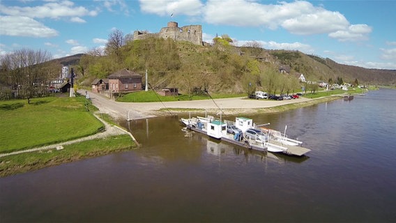 Die Weserfähre in Polle fährt über den Fluss. © NDR 