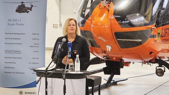 Bundesinnenministerin Nancy Faeser (SPD) spricht bei der Eröffnung des neuen Stützpunktes der Bundespolizei-Fliegerstaffel in Gifhorn. © Bundespolizeidirektion 11 