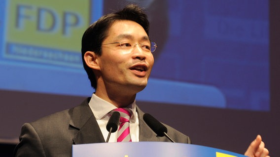 Der niedersächsische FDP-Landesvorsitzende Philipp Rösler während des FDP-Landesparteitages in Braunschweig. © dpa - Bildfunk Foto: Holger Hollemann