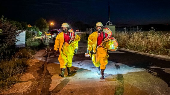 Bei dem Brand kamen Chemikalien-Schutzanzügen zum Einsatz. © Landkreis Northeim-Kreisfeuerwehr Foto: Joel Fröchtenicht