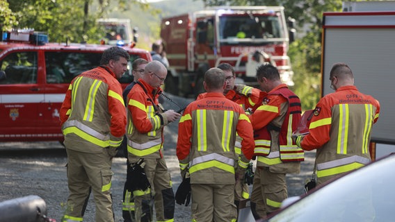 Feuerwehrleute stehen im Rahmen einer Übung zur Waldbrandbekämpfung im Harz. © dpa-Bildfunk Foto: Matthias Bein