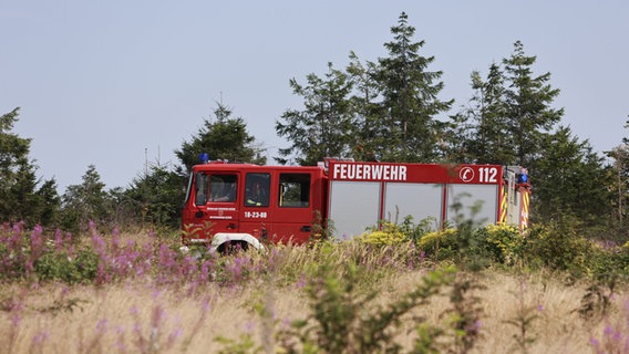 Ein Einsatzfahrzeug der Feuerwehr fährt in ein Einsatzgebiet im Landkreis Goslar. © dpa-Bildfunk Foto: Matthias Bein