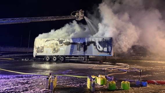 Die Feuerwehr löscht bei Nacht einen brennenden Lkw, es steigt dichter Qualm auf. © Gemeindefeuerwehr Lehre Foto: Rainer Madsack, Pressesprecher der Gemeindefeuerwehr Lehre