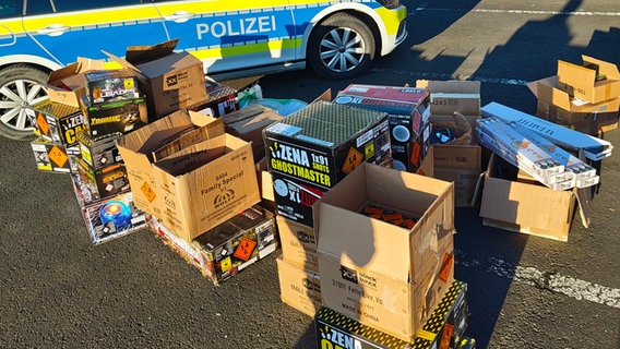 Feuerwerk steht vor einem Polizeifahrzeug. © Polizeiinspektion Göttingen 