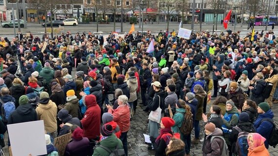 Viele Menschen stehen bei einer Demonstration auf einem Platz. © NDR Foto: privat