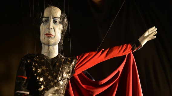 Die Marionette Magnus Nada als Magier agiert auf der Bühne © dpa Foto: Swen Pförtner