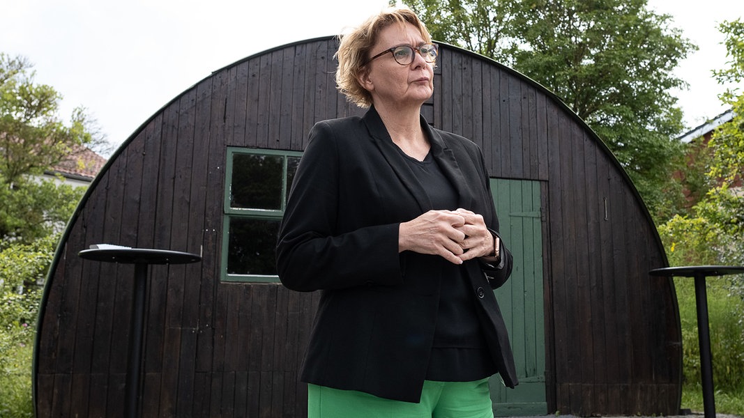Innenministerin Daniela Behrens (SPD) vor einer Nissenhütte im Grenzdurchgangslager Friedland (Landkreis Göttingen).