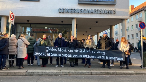 Menschen gedenken in Braunschweig den Opfern des Anschlags in München bei einer ver.di Demonstration. © NDR Foto: Janek Wiechers