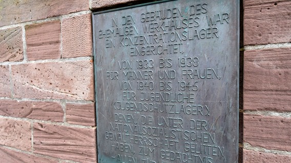 Auf dem Bild ist eine Gedenktafel zu sehen, die an die Opfer des Nationalsozialismus erinnert. Die Gedenktafel ist in eine Mauer an der KZ-Gedenkstätte Moringen eingelassen. © picture alliance / Holger Hollemann/dpa Foto: Holger Hollemann