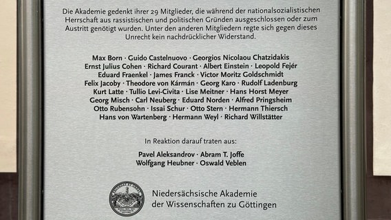 Silberne Gedenktafel mit Namen von Mitgliedern der Akademie der Wissenschaft Göttingen, die Opfer der NS-Zeit geworden sind. © Akademie der Wissenschaften Göttingen 