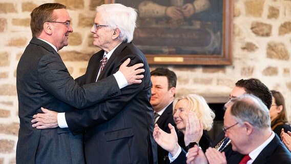 Gerhard Glogowski (SPD) wird in Braunschweig bei einem Festakt zu seinem 80. Geburtstag von Verteidigungsminister Boris Pistorius (SPD) umarmt. © dpa-Bildfunk Foto: Michael Matthey