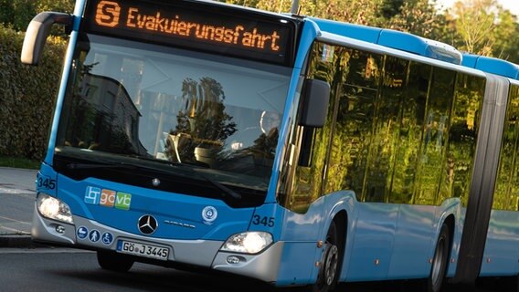 Ein Bus der Göttinger Verkehrsbetriebe mit der Anzeige "Evakuierungsfahrt" ist während einer Evakuierung nach dem Fund einer mutmaßliche Fliegerbombe unterwegs. © dpa-Bildfunk Foto: Swen Pförtner/dpa