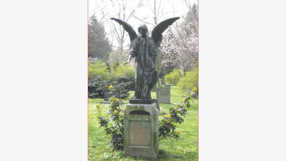 Eine Engelsskulptur auf dem Stadtfriedhof Göttingen. Sie wurde abgesägt und gestohlen. © Stadt Göttingen Foto: Stadt Göttingen