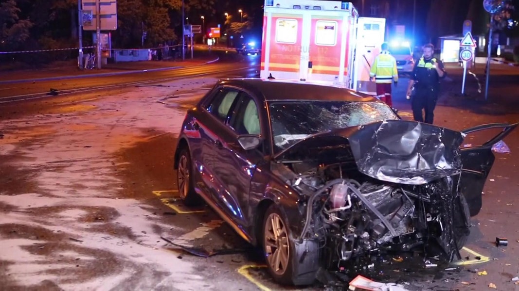 Unfall In Göttingen: Drei Autos Stoßen Zusammen, 31-Jähriger Stirbt ...