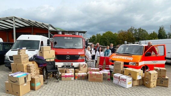 Zwei Feuerwehrfahrzeuge und viele Kartons mit Hilfsgütern,Spenden der Göttinger an die Stadt Ochtyrka in der Ostukraine. © NDR Foto: Nils Elixmann