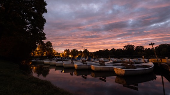 Boote ruhen im herbstlichen Abendlicht am Kiessee in Göttingen. © picture alliance/dpa Foto: Swen Pförtner