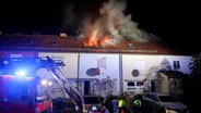 Feuerwehrleute löschen einen Dachstuhlbrand von Reihenhäusern in Göttingen. © TeleNewsNetwork 