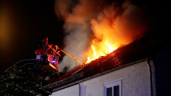 Ein Feuerwehrmann auf einer Drehleiter bekämpft einen Dachstuhlbrand in Göttingen. © TeleNewsNetwork 