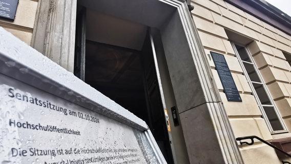 Ein Schild weist auf eine Sitzung des Senats der Universität Göttingen am 02.Oktober 2024 hin. © NDR Foto: Wieland Gabcke