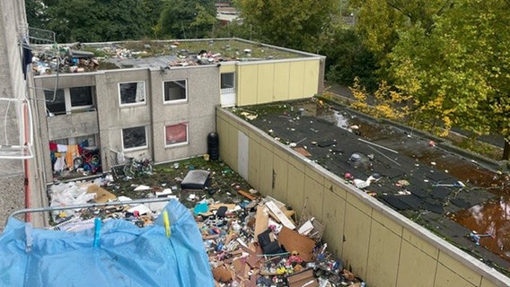 Blick auf einen vermüllten Hinterhof einer Wohnanlage in Göttingen. © NDR Foto: Doretta Farnbacher