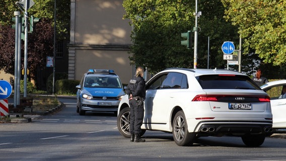 Polizistin spricht durchs Fahrerfesnter mit einem Autofahrer © NDR Foto: Christoph Höland