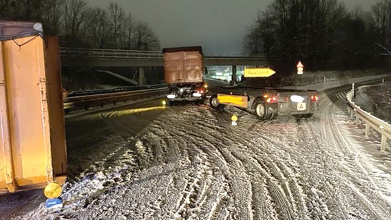 Ein Überseecontainer liegt auf einer Bundesstraße. Ein Lkw hatte diesen verloren. © Polizei Goslar Foto: Polizei Goslar