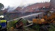 Ein Mehrfamilienhaus in Greene wird gelöscht. © NDR Foto: Birte Olig