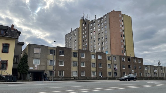 Eine Außenaufnahme der Groner Landstraße 9, das Hochhaus in Göttingen zerfällt zusehends. © NDR Foto: Doretta Farnbacher