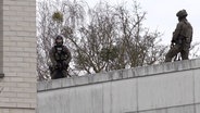 Spezialkräfte der Polizei stehen auf einem Hausdach in Wolfsburg ab. © aktuell24 