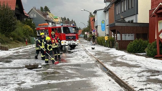 Die Feuerwehr bei der Bekämpfung von Schäden durch Hagel. © Feuerwehr Braunlage 