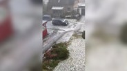 Große Mengen Hagel liegen auf einer Straße in Braunlage. © Feuerwehr Braunlage 