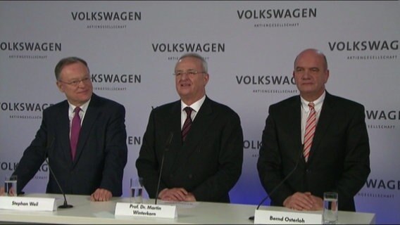 Stephan Weil (SPD), Martin Winterkorn und Bernd Osterloh bei einer Pressekonferenz © NDR 