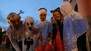 Kostümierte Kinder ziehen am Halloween-Abend durch Göttingen. © dpa Foto: Swen Pförtner