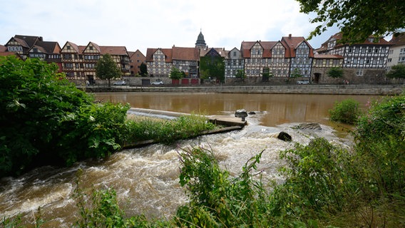 Blick auf den Fluss Fulda nach Starkregen in der Innenstadt von Hann. Münden. © Swen Pförtner/dpa Foto: Swen Pförtner/dpa