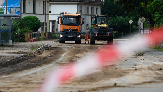 Abgesperrt ist die Bundesstraße 80 bei Hann. Münden. © Swen Pförtner/dpa Foto: Swen Pförtner/dpa