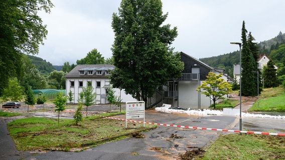 Blick auf die abgesperrte Nordwestdeutsche Forstliche Versuchsanstalt. © dpa-Bildfunk Foto: Swen Pförtner