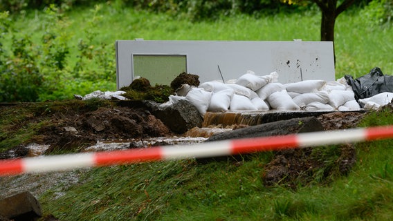 Sandsäcke liegen an der abgesperrten Nordwestdeutschen Forstlichen Versuchsanstalt. © Swen Pförtner/dpa Foto: Swen Pförtner/dpa