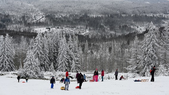 Winter sports enthusiasts are out and about on the Sonnenberg in the Harz Mountains.  © dpa-Bildfunk Photo: Swen Pförtner