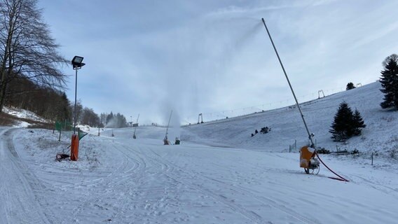 Schneelanzen tragen Schnee auf einen Berg im Harz auf. © NDR Foto: Matthias Zimmermann