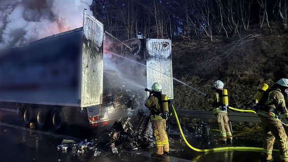 Die Feuerwehr löscht einen brennenden Lkw auf der A7. © Gerold Vogeley 