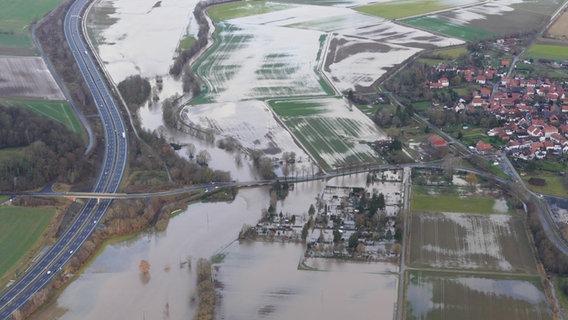 Eine Luftaufnahme zeigt Überschwemmungen in Bovenden und Nörten. © NDR/Thomas Meder Foto: Thomas Meder