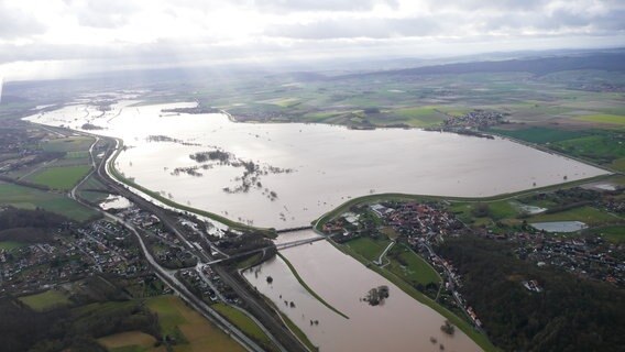 Eine Luftaufnahme zeigt Überschwemmungen bei Einbeck. © NDR/Thomas Meder Foto: Thomas Meder