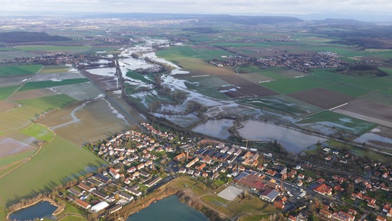 Eine Luftaufnahme zeigt Überschwemmungen südlich von Göttingen. © NDR/Thomas Meder Foto: Thomas Meder