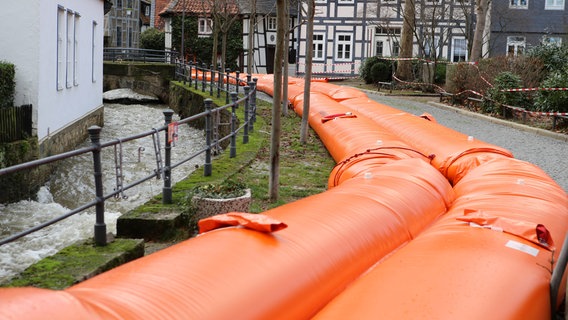 Ein Schlauchdamm liegt neben dem Bach Abzucht, um die Goslarer Altstadt vor Hochwasser zu schützen. © picture alliance/dpa | Stefan Rampfel Foto: Stefan Rampfel